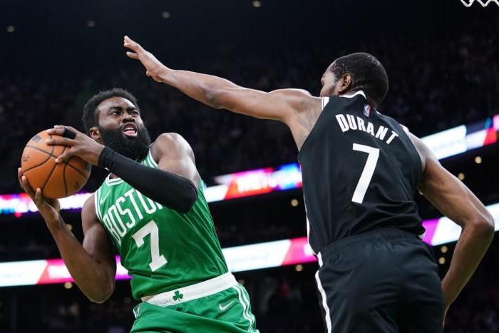  杰伦布朗致命失误绿军惜败雄鹿错失登顶机会